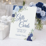 Rustic Blue Boho Floral Gifts & Cards Wedding Reclamebord Met Voetstuk<br><div class="desc">Dit mooie voetstuk zal je trouwgasten laten weten waar ze hun cadeautjes en kaarten moeten achterlaten. Biedt een robuust boho floral design met handbeschilderde waterverf rozen in tinten stoffige blauw,  jager en indigoeroe. Er is een korte boodschap van dank,  samen met de namen van het stel.</div>