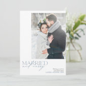 Rustic Blue Getrouwd & Vrolijk Pas getrouwd Foto Feestdagenkaart (Staand voorkant)