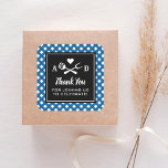 Rustic Blue Gingham BBQ Wedding Bedankt Vierkante Sticker<br><div class="desc">Het huwelijk bedankt je stickers dat je een zwart-wit barbecue-ontwerp hebt,  met een BBQ-fork en spatula-grilling en een hartaccent. Pas de aangepaste monogram-initialen aan en "Bedankt voor je komst om te vieren!"-boodschap. Omvat een navy,  blauw en witte gingham tablecloth gepatterde achtergrond. Ideaal voor een casual zomervakantie.</div>