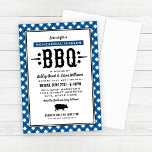 Rustic Blue Gingham Wedding Rehearsal Dinner BBQ Kaart<br><div class="desc">De casual zomeruitnodiging voor het repetitief diner voor de bruiloft BBQ / barbecue is een varkensmotief,  stijlvolle aangepaste tekst in westerne en moderne lettertypen,  steraccenten en een blauw en marineus gingham tablecloth plaid border design.</div>