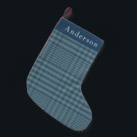 Rustic Blue Glen Pset op persoonlijke titel Kleine Kerstsok<br><div class="desc">Voeg een tijdloos tintje toe aan uw vakantiedecor met deze rustieke blue glen plaid gepersonaliseerde kerstkous. Met een klassiek gevlochten patroon in tinten blauw en grijs, is deze mannelijke kous perfect voor het toevoegen van een verfijnde, gezellige sfeer aan uw mantel. Ideaal voor diegenen die op zoek zijn naar gepersonaliseerde...</div>