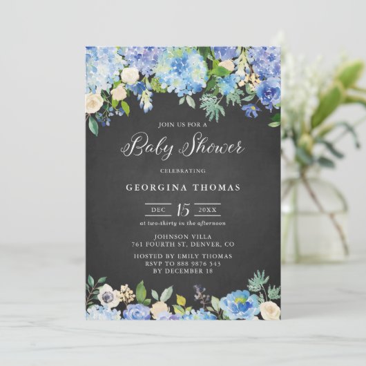 Rustic Blue Hydrangeas Chalkboard Baby shower Kaart (Staand voorkant)