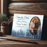 Rustic Blue Pine Forest met Oval Photo Weddenschap Save The Date<br><div class="desc">Deze mooie kaarten zijn de perfecte manier om je vrienden en familie te laten weten dat ze de datum voor je aanstaande bruiloft kunnen redden. Ze hebben een bijtend ontwerp in de openlucht met een blauw spruce bergdenbos dat in mist of mist is gehuld, en je foto in een ovaalvormig...</div>