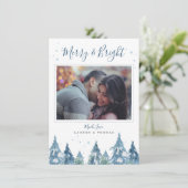 Rustic Blue Pine Forest Waterverf Holiday Foto Feestdagenkaart (Staand voorkant)