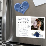 Rustic Blue Rozen Calendar & Photo Save the Date Magnetische Uitnodiging<br><div class="desc">Deze prachtige magnetische kaart is een geweldige manier om je vrienden en familie te laten weten dat ze de Datum voor je aanstaande bruiloft kunnen redden. Het rustic boho chic design is uitgerust met een cluster van handbeschilderde waterverf rozen in tinten van stoffige blauw, marine en indigoeroe. De linkerkant van...</div>