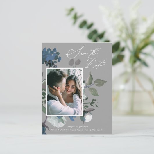 Rustic Blue Waterverf Bouquet Save the Date Uitnodiging Briefkaart (Staand voorkant)