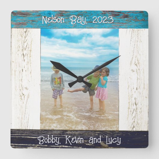 Rustic Blue White Beach Wood Photo Frame Vierkante Klok (Voorkant)
