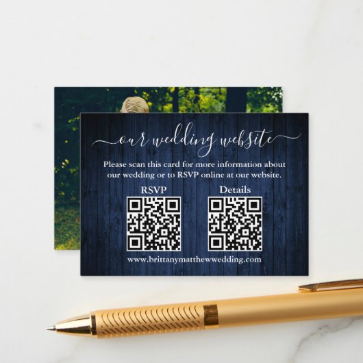 Rustic Blue Wood 2 QR Photo Wedding RSVP - Gegeven Informatiekaartje (Voorkant / Achterkant in situ)