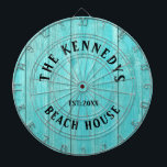 Rustic Blue Wood Beach house Familienaam Dartbord<br><div class="desc">Speciaal dartboard voor familiepartijen op het strandhuis.Voeg de naam en het jaartal toe aan het bijtende dartboard met een blauwe achtergrond voor hout aan de kust.</div>