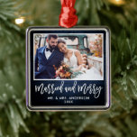 Rustic Blue Wood Brush Script Gehuwd en Merry Metalen Ornament<br><div class="desc">Modern penseelscript,  Rustic Blue Wood Married and Merry Wedding Photo Ornament</div>