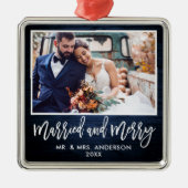 Rustic Blue Wood Brush Script Gehuwd en Merry Metalen Ornament (Voorkant)