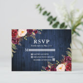 Rustic Blue Wood Burgundy Floral Wedding RSVP Kaartje (Staand voorkant)