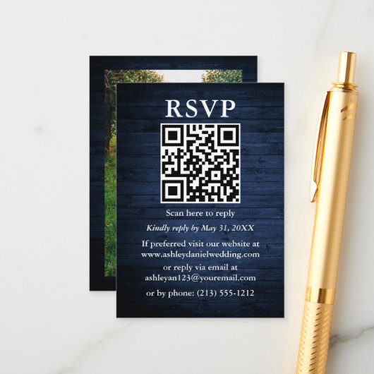 Rustic Blue Wood Foto QR Wedding RSVP Informatiekaartje (Voorkant / Achterkant in situ)