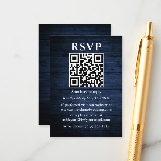 Rustic Blue Wood QR Wedding RSVP Informatiekaartje (Voorkant / Achterkant in situ)
