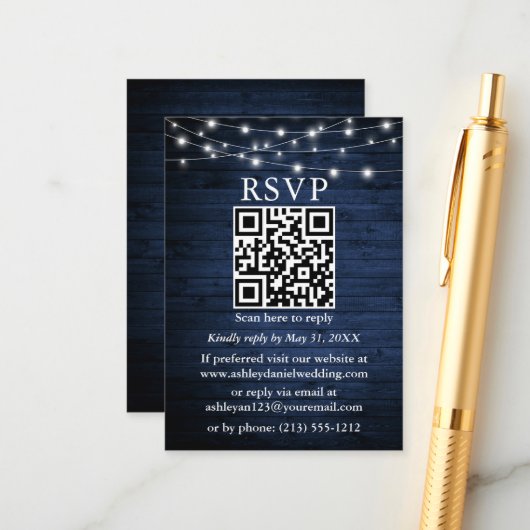 Rustic Blue Wood String Lights QR Wedding RSVP Informatiekaartje (Voorkant / Achterkant in situ)