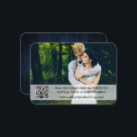 Rustic Blue Wood Wedding Website QR Overlay Foto Informatiekaartje<br><div class="desc">Moderne Kaart Eenvoudige bruiloft Website met uw QR-code. Een paar foto met tekstbedekking. Rustic Country Blue Wood Print.</div>