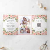 Rustic Blush Pink Floral QR Code Weddenschap Drieluik Uitnodiging (Binnen)