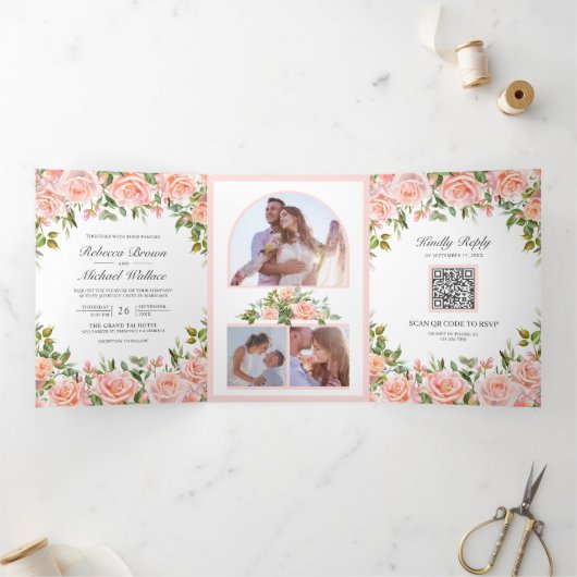 Rustic Blush Pink Floral QR Code Weddenschap Drieluik Uitnodiging (Binnen)