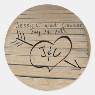 Rustic Boardwalk, Heart & Initialen Beach Wedding Ronde Sticker