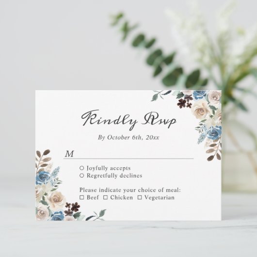 Rustic Boho Dusty Blue Floral Wedding RSVP Kaartje (Staand voorkant)