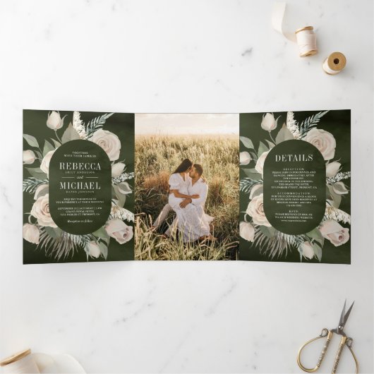 Rustic Boho Ivory Rozen Dark Sage Green Wedding Drieluik Uitnodiging (Binnen)
