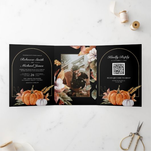 Rustic Boho Pumpkin Foto QR Code Black Weddenschap Drieluik Uitnodiging (Binnen)