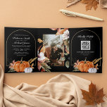 Rustic Boho Pumpkin Foto QR Code Black Weddenschap Drieluik Uitnodiging<br><div class="desc">Verrijk je gasten met deze elegante trouwuitnodiging met mooie pompoenen,  bloemen en gedroogde bladeren met een online RSVP-kaart. Voeg eenvoudig uw gebeurtenisdetails op deze makkelijk te gebruiken sjabloon toe en voeg deze kaart met uw favoriete foto aan om het een unieke gepersonaliseerde één-van-een-soort uitnodiging te maken.</div>