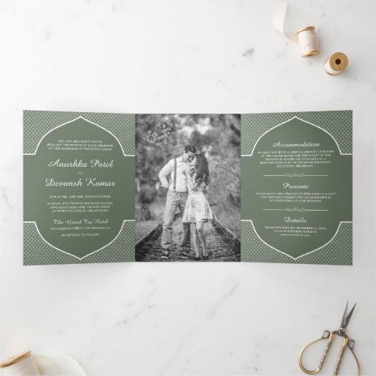 Rustic Boho Sage Green Ethnic Indian Arch Wedding Drieluik Uitnodiging (Binnen)