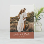 Rustic Boho Terracotta Monogram Foto Weddenschap Kaart (Staand voorkant)