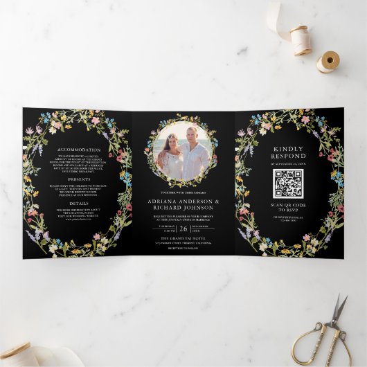 Rustic Boho Wildflower Foto QR Code Black Weddensc Drieluik Uitnodiging (Binnen)