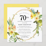 Rustic Boho Yellow Daffodil 70th Birthday Kaart<br><div class="desc">Een prachtige lentepflorale constructie is voorzien van gele en witte daffodils die een bijtend lijst versieren. De geassorteerde groenery en daffodil stammen geven het moderne Boho vibe. De achterkant van de 70ste verjaardagsuitnodiging is fel zonnig geel. Ideale keuze voor een lentesjarig feestje.</div>