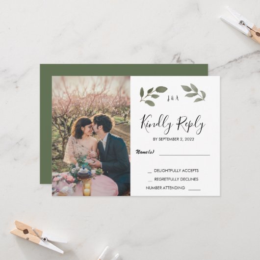 Rustic botanical monogrammed photo Wedding RSVP Kaart (Voorkant / Achterkant in situ)