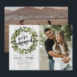 Rustic Botanical Wreath Script 2 Foto Verloving Kaart<br><div class="desc">Creëer de perfecte rustieke chique Couples Shower Engagement Party Invitation met deze 2 foto witte houten ontwerp, met uw verticaal verloving foto aan de voorzijde, en versierd met de hand geletterde typografie en een waterverf botanische groen en katoenen boll krans. De achterkant van de kaart is voorzien van uw favoriete...</div>