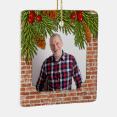 Rustic Brick Pine Boughs Memorial Fotokerstmis Keramisch Ornament (Rechts)