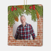 Rustic Brick Pine Boughs Memorial Fotokerstmis Keramisch Ornament (Links)