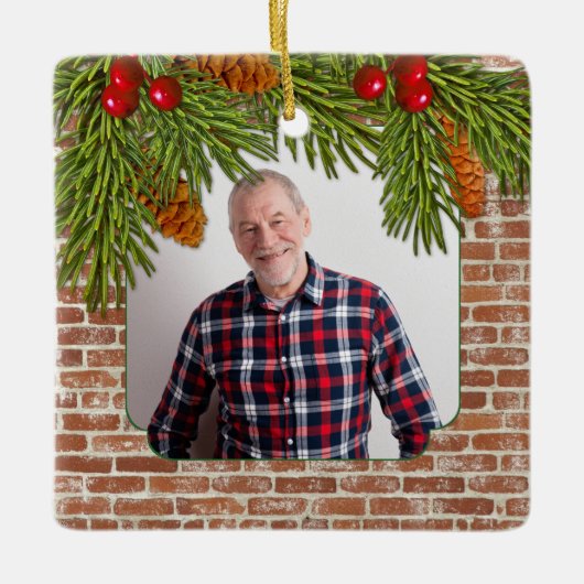 Rustic Brick Pine Boughs Memorial Fotokerstmis Keramisch Ornament (Voorkant)