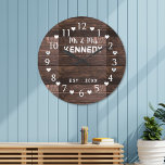 Rustic Brown Barn Wood Wedding Grote Klok<br><div class="desc">Weddensklokken met een bruine houten textuurachtergrond. Pas de houten palletklokken aan met de achternaam van het nieuwe koppel voor een uniek weddigend verjaardagscadeau.</div>