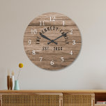 Rustic Brown Barnwood Farmhouse Familie Grote Klok<br><div class="desc">De klok van de familie met een bijtende houten achtergrond voor uw kookgerei van de boerderij. Personaliseer met familienaam en gevestigd jaar voor een unieke klok van de boerenmuur.</div>