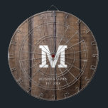 Rustic Brown Faux Hood Family Monogram Gepersonali Dartbord<br><div class="desc">Een spel van donzen is altijd leuk voor vrienden en familie. Deze Rustic Brown Faux Wood Family Monogram Gepersonaliseerd Dart Board is ontworpen met een groot vet wit initiaal in het midden. Het is gepersonaliseerd met zijn en haar voornamen en het jaar in kleine letters in het onderste gebied. Ideaal...</div>