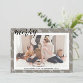 Rustic Brown Grey Burlap Elegant Script MERRY Feestdagenkaart (Staand voorkant)