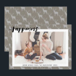 Rustic Brown Grey Burlap Simple Script HAPPINESS Feestdagenkaart<br><div class="desc">Rustic Brown Grey Burlap Simple Script HAPPINESS Holiday Kaart. Verstuur aanpasbare en gepersonaliseerde vakantiegroeten naar vrienden, collega's en familie in eenvoudige, stijlvolle, elegante en moderne, feestelijke, minimalistische stijlkaarten voor het fotoontwerp! Een prachtige kalligrafie van "HAPPINESS" lijsten je foto vooraan. Onder foto kenmerkt uw bericht van de douanegroet van uw familienaam...</div>