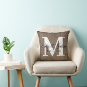 Rustic Brown Linen Monogram Familienaam Wedding Kussen (Stoel)