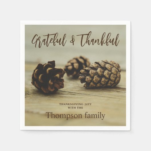 Rustic Brown Pinecones Custom Name Thanksgiving Servet (Voorkant)