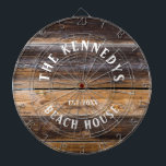 Rustic Brown Wood Beach house Familienaam  Dartbord<br><div class="desc">Speciaal dartboard voor familiepartijen op het strandhuis.Voeg de naam en het vastgestelde jaar toe aan het rustige dartboard met een achtergrond van een verstoorde houttextuur.</div>