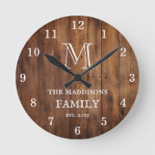 Rustic Brown Wood Custom Family Monogram and Name Ronde Klok (Voorkant)