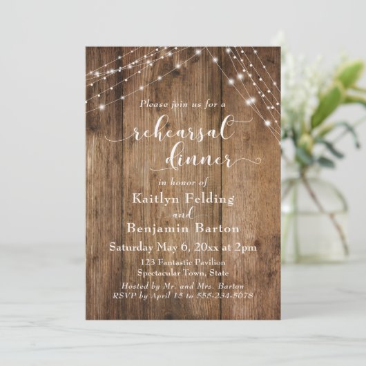 Rustic Brown Wood & Light Strings Rehearsal Dinner Kaart (Staand voorkant)