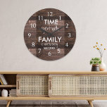 Rustic bruin hout met gezinsprijs grote klok<br><div class="desc">De klok van de huisstijl met een inspirerend familie citeert "De tijd die met familie wordt doorgebracht is elke seconde waard"op een rustige houtachtergrond.</div>