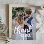 Rustic Brush Lettering Overlay Photo Wedding Bedankkaart<br><div class="desc">Stuur bedankt naar familie en vrienden omdat je deel hebt uitgemaakt van je speciale dag met deze foto bedankt je kaart. Het kenmerkt witte borstellettering. Gepersonaliseerd door uw namen, trouwdatum toe te voegen, bedankt bericht en foto. Deze roemrijke en moderne dankbetuiging zal ook voor afstuderen en soortgelijke evenementen zijn. Verkrijgbaar...</div>
