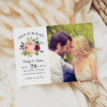 Rustic Burgundy Blush Floral Wedding Foto Save The Date<br><div class="desc">Maak je huwelijk in stijl bekend met deze moderne, behalve de datumaankondigingskaarten met een foto van het portret verloving die voorzien is van een zomer- en herfst bloemen van waterverf bloemen in schaduwen van woestelrood, geel en lichtroze, met groen. Pas de donkergrijze tekst aan met alle belangrijke details. Een coördinerende...</div>