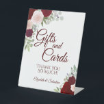 Rustic Burgundy Boho Floral Gifts & Cards Wedding Reclamebord Met Voetstuk<br><div class="desc">Dit mooie voetstuk zal je trouwgasten laten weten waar ze hun cadeautjes en kaarten moeten achterlaten. Hij is uitgerust met een roestachtig boho-bloemontwerp met handbeschilderde waterverf rozen in tinten bogundy,  rood en wazig roze. Er is een korte boodschap van dank,  samen met de namen van het stel.</div>